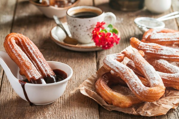 ¿Cuál es la mejor receta para hacer churros crujientes con azúcar y canela?