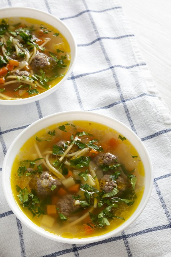 ¿Cómo preparar una sopa de cebolla caramelizada con pan gratinado?