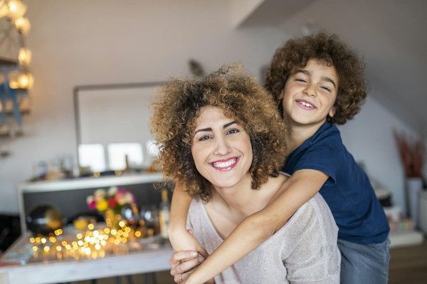 ¿Cómo puede una empresa construir una marca fuerte a través del marketing de afiliación?